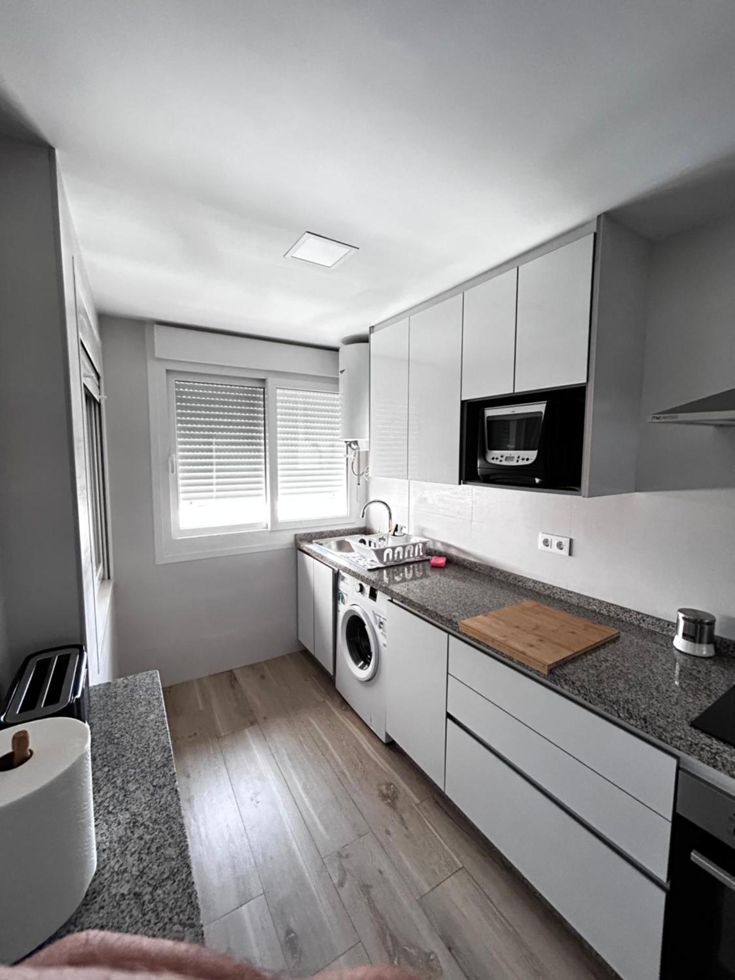 Precioso Apartamento Frente A La Playa Torre Del Mar Bagian luar foto